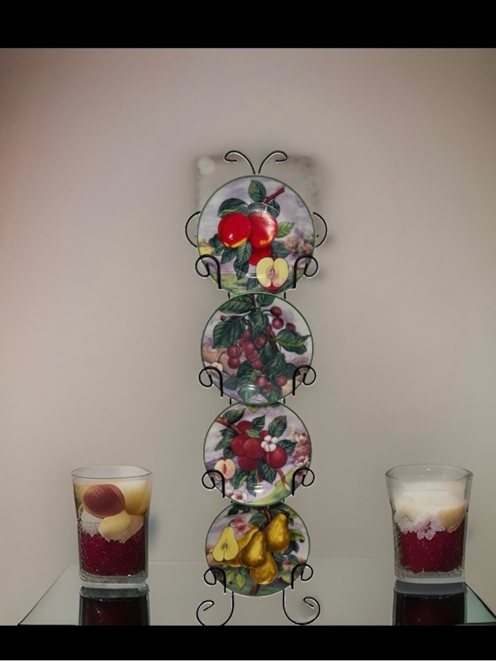 Elite Decor Vintage Wrought Iron Wall Plate Rack with 4 Fruit Decorative Plates